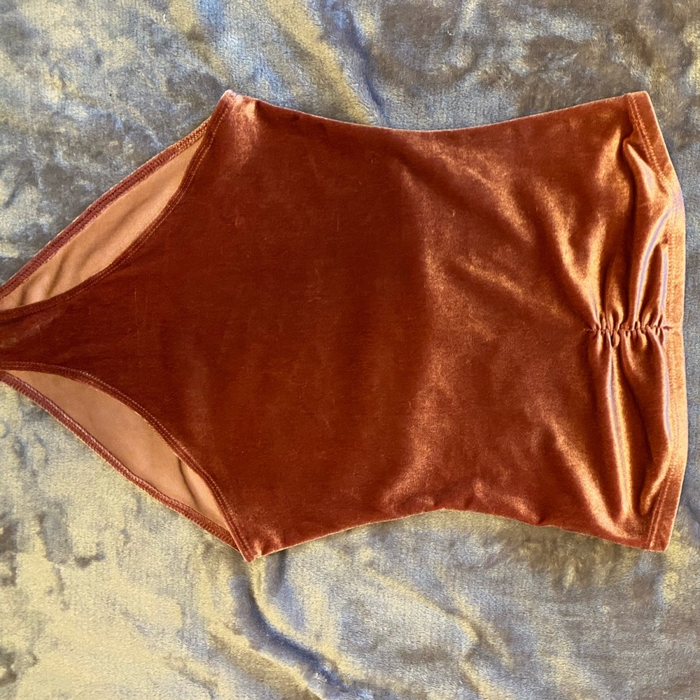 VELVET PINK STRAPLESS BODYSUIT FORVER 21